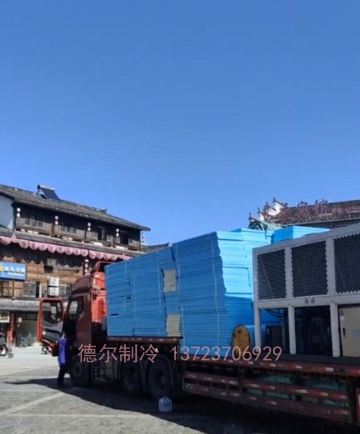 冰場主機(jī)和工程材料發(fā)運(yùn)到現(xiàn)場