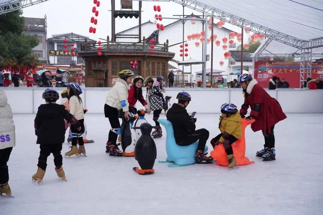 眾人溜冰戲冰歡樂冬季